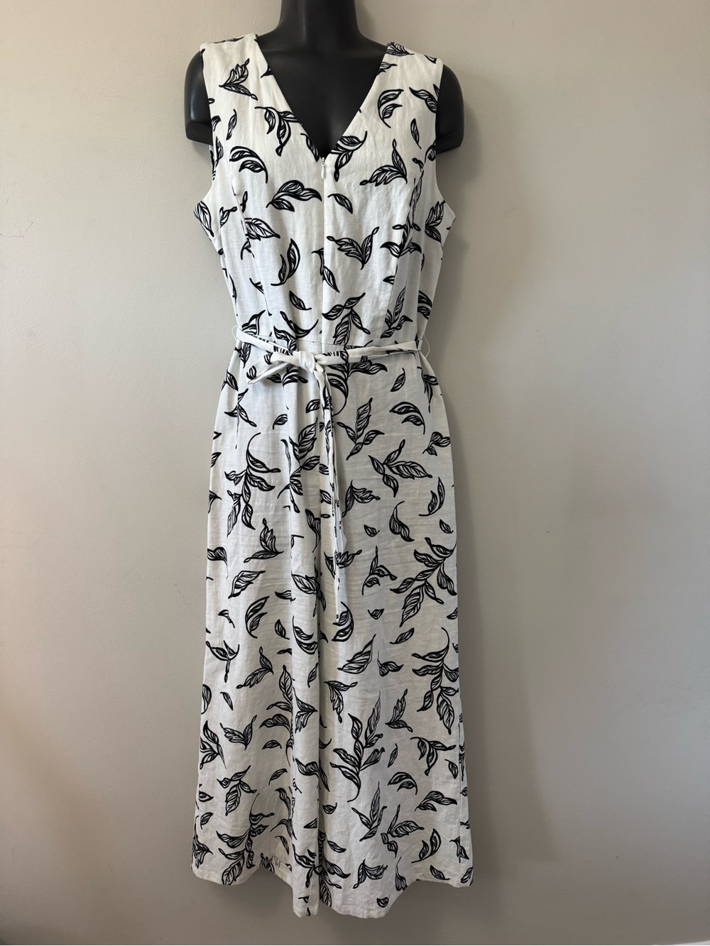 T Tahari White Maxi Dress with Black Leaf Print Size 16